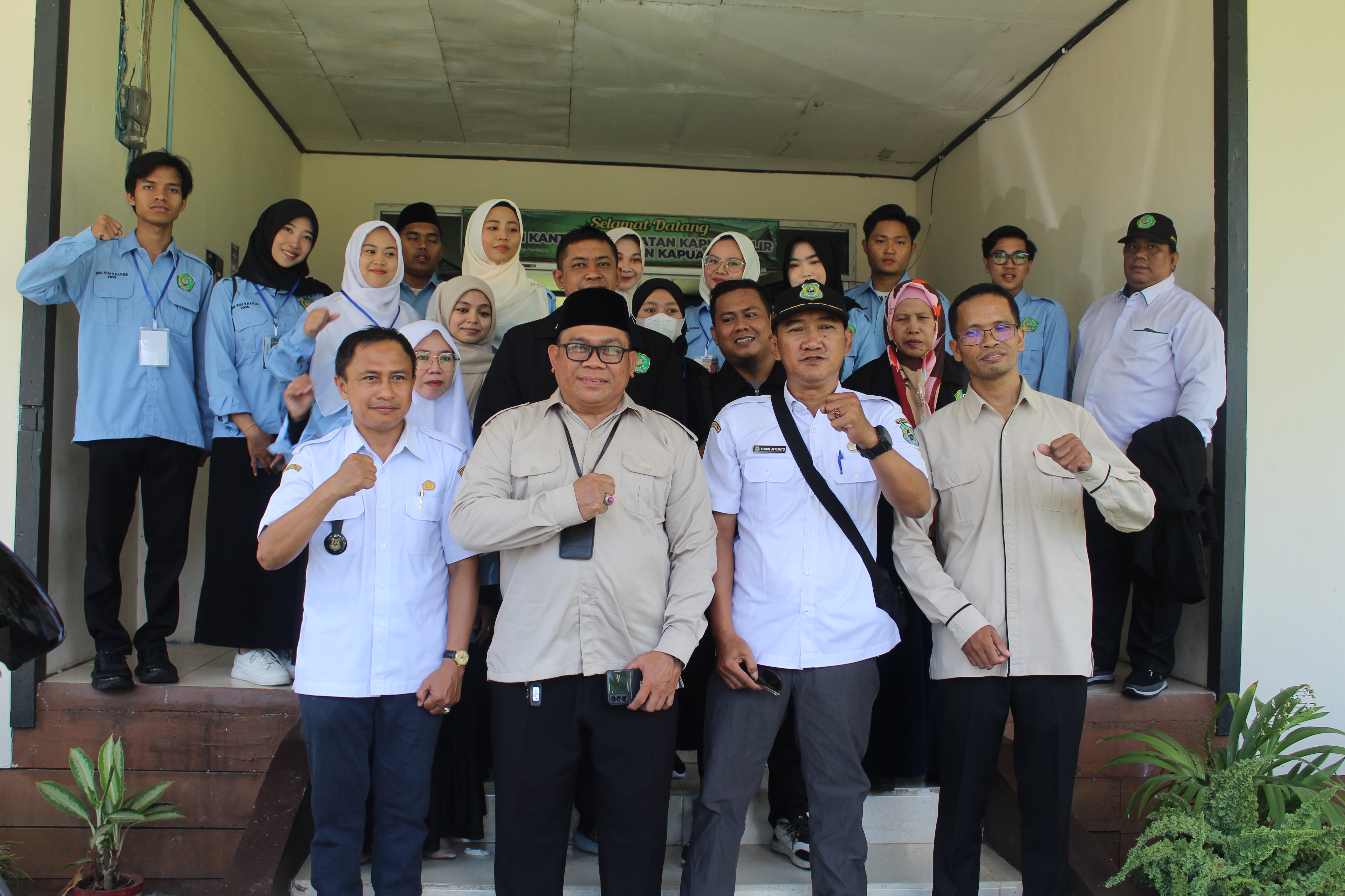 14 Mahasiswa/i KKN STAI Kuala Kapuas Resmi Diserahterimakan di Kecamatan Kapuas Hilir.