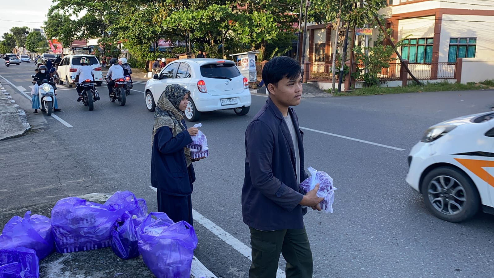 Semarak Penghujung Ramadhan, DEMA STAI Bagi Takjil Gratis Untuk Warga Kapuas