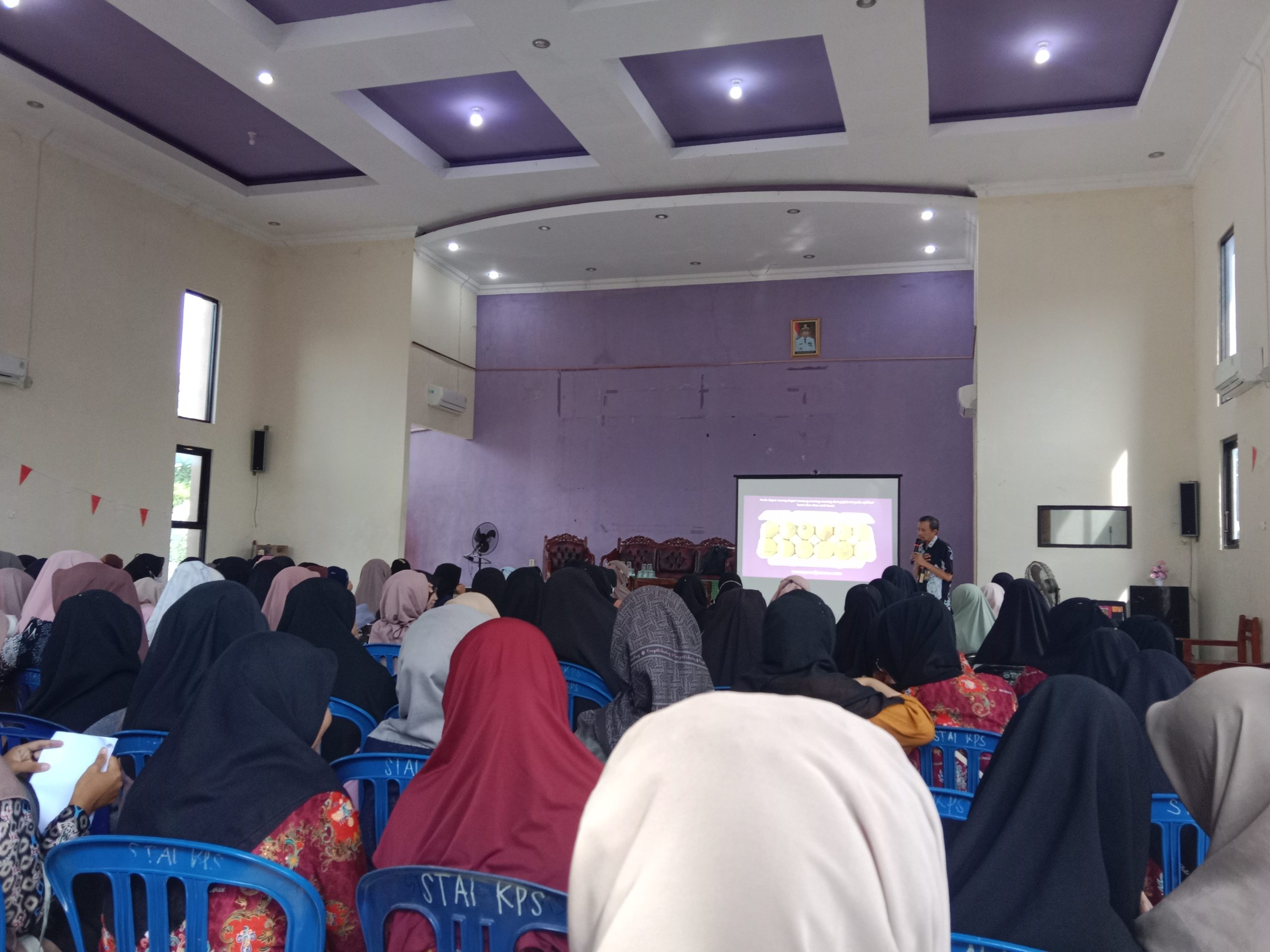 PENYULUHAN PENCEGAHAN KANKER PAYUDARA DI STAI KUALA KAPUAS OLEH DR. JUMATIL FAJAR, MHltsC