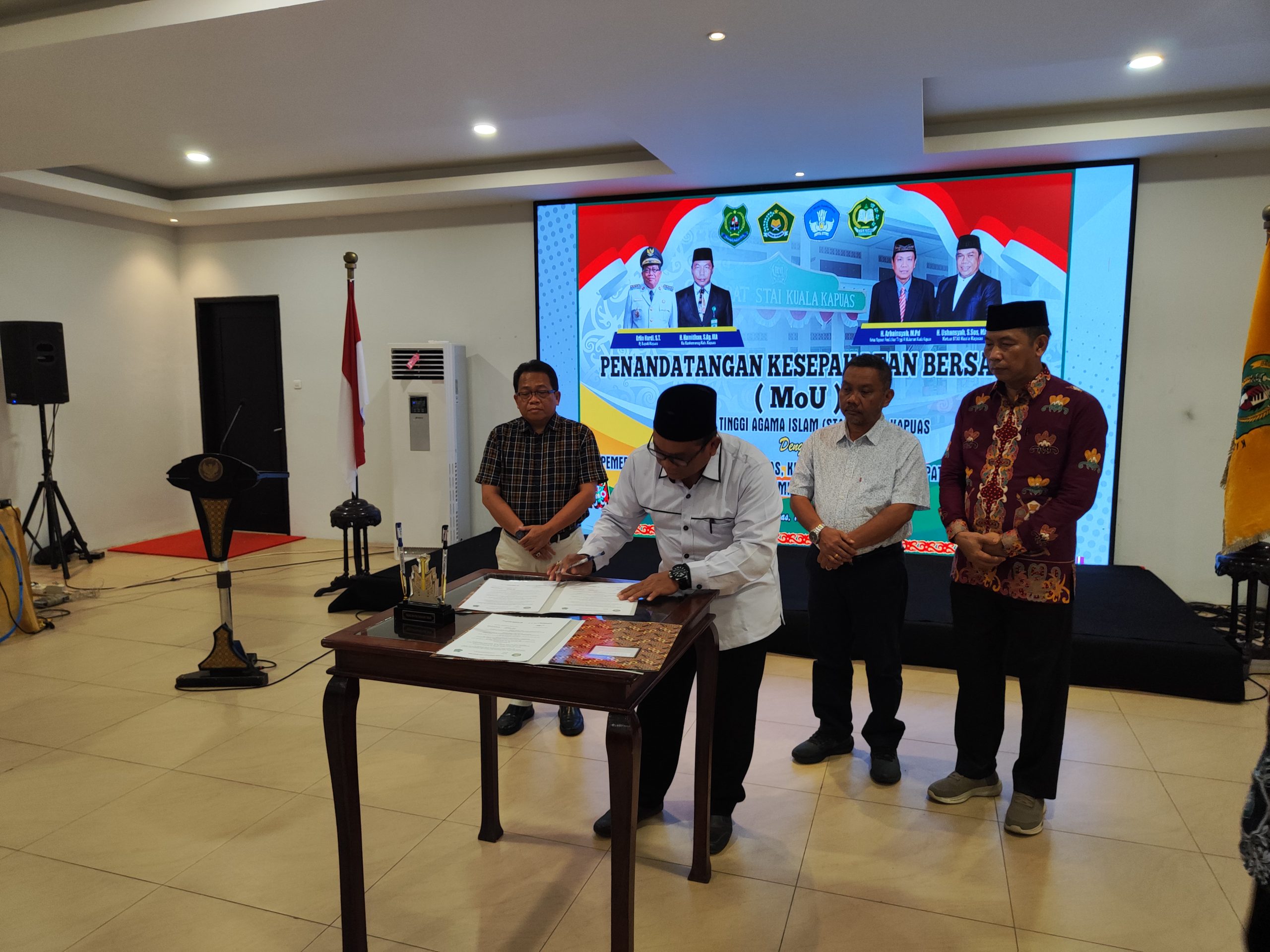 STAI Kuala Kapuas Menandatangani MoU dengan Pemerintah Daerah, Dinas Pendidikan Kab. Kapuas, Kantor Kemenag Kabupaten Kapuas dan Kepala SMA, SMK serta MA se-Kabupaten Kapuas