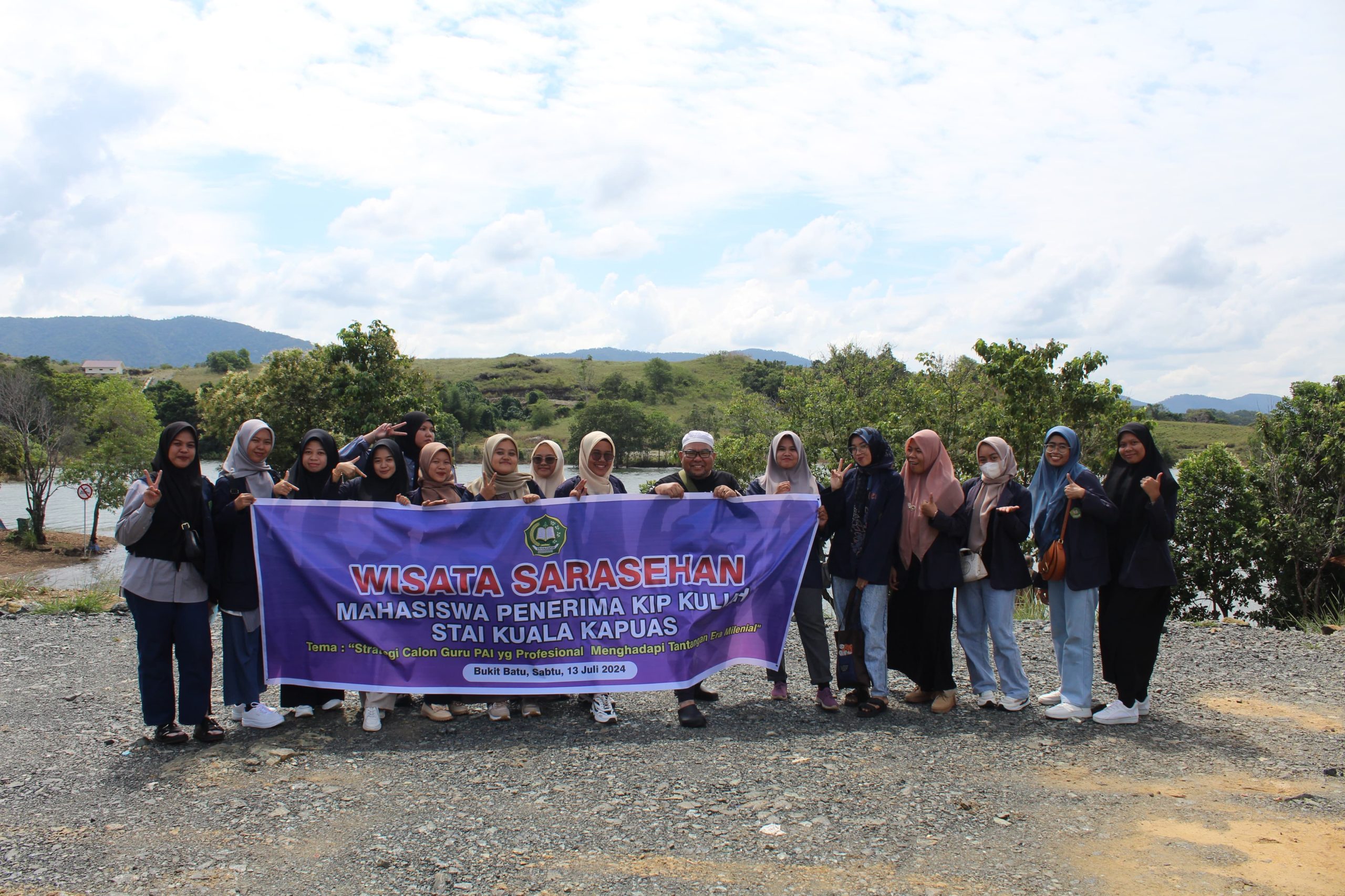 Wisata Sarasehan di Bukit Batu Bersama Mahasiswa Penerima Bea Siswa Kuliah (KIP) dan Pengurus Organisasi Kemahasiswaan