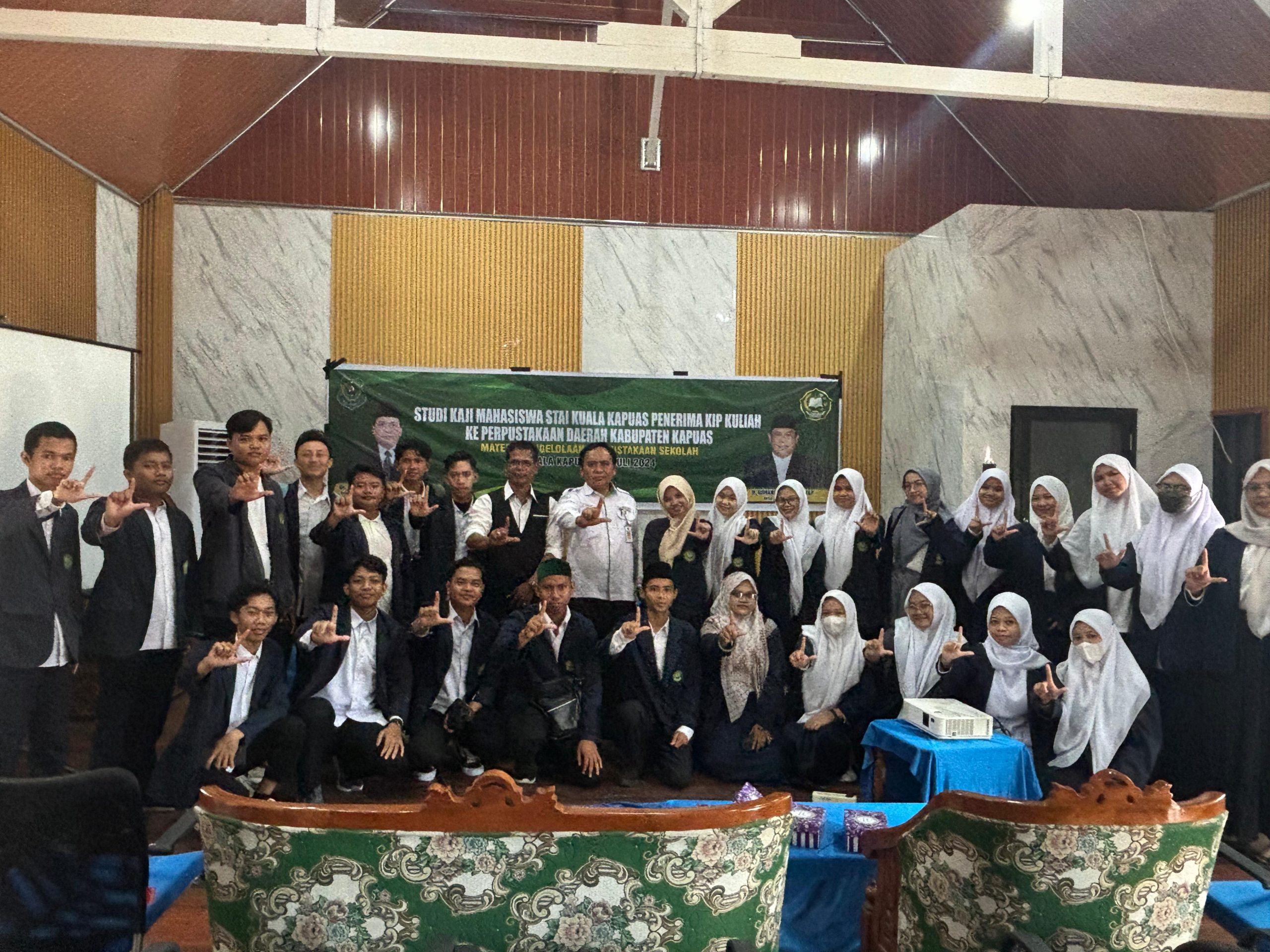 Mahasiswa Penerima Bea Siswa Kuliah (KIP) dan Pengurus Organisasi Kemahasiswaan Studi kaji ke Perpustakaan Daerah kab. Kapuas