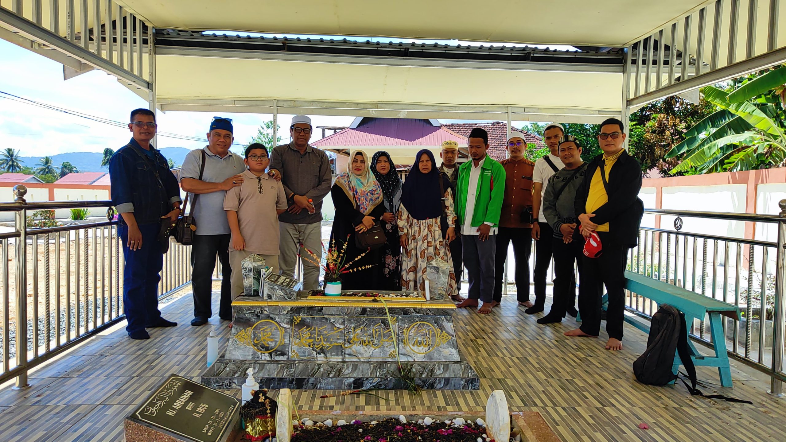 Civitas Akademika STAI Kuala Kapuas Laksanakan Ziarah Kubur ke Makam H. Nafiah Ibnor dan Wisata ke Pantai Batakan Baru